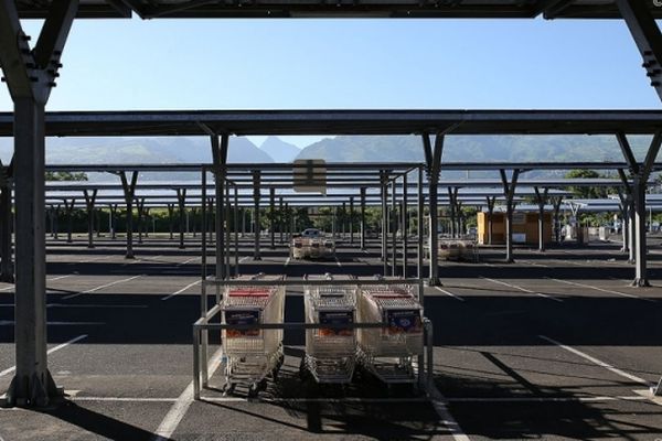 Le parking désert d'une grande surface à La Réunion (photo d'illustration).