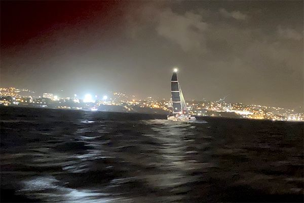 Le bateau "Sapristi Estuaire Rose" d'Alexandre Ozon dans la baie de Fort-de-France