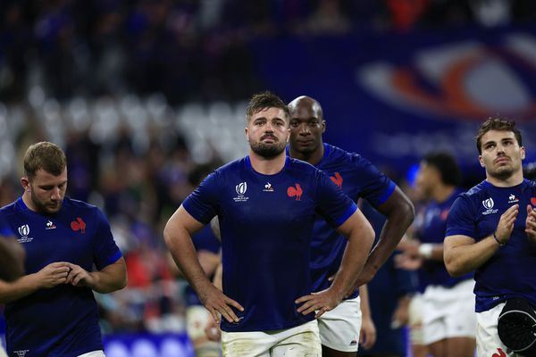 La déception des joueurs de l'équipe de France de rugby suite à leur défaite contre l'Afrique du Sud, 25 octobre 2023