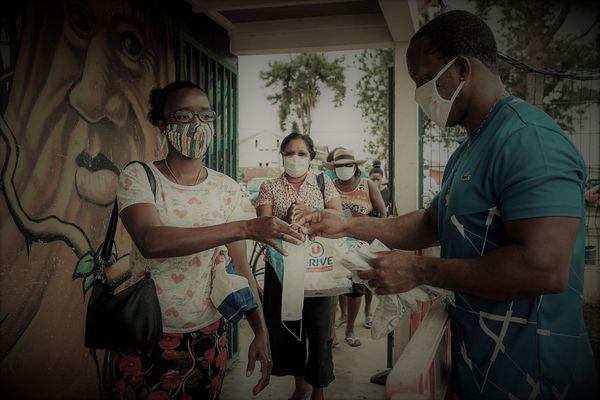 Distribution de masques à Saint-Laurent-du-Maroni le 13 juin. 