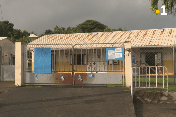 L'école primaire de Petit-Bourg à Rivière-Salée.