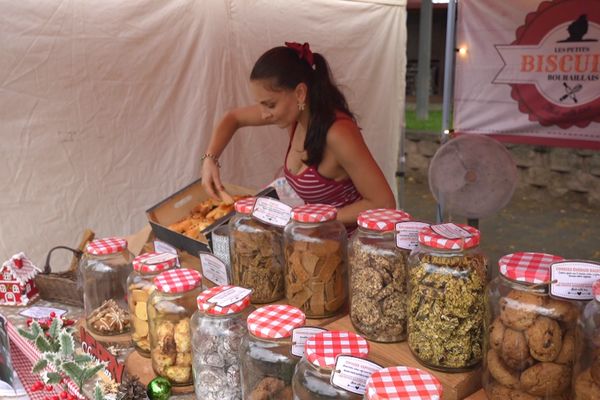 Au marché artisanal place des Cocotiers, le 15 décembre 2024.