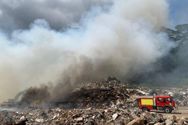 Les pompiers sont mobilisés pour circonscrire l'incendie de la décharge.