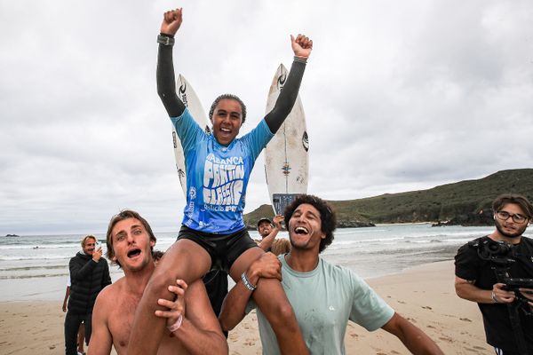 Tya Zebrowski est la plus jeune surfeuse à remporter un QS 3000 en Europe. Grâce à sa victoire en finale en Espagne, ce samedi 31 août 2024.