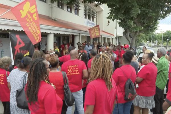 Les soutiens des soignants radiés devant le Tribunal administratif à Schoelcher.