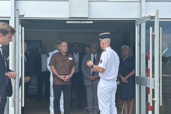 Le premier ministre des Îles Cook, Mark Brown, a été accueilli avec les honneurs militaires ce samedi 26 octobre 2024, à la Tontouta.