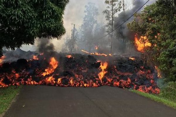 Une dizaine de lézardes laissant échapper de la lave et du gaz se son ouvertes sur les flancs du volcan