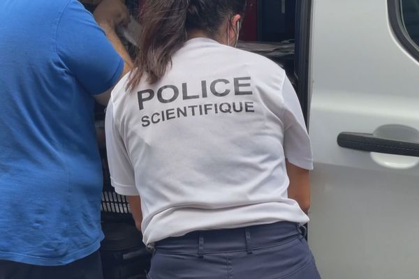 La police scientifique sur les lieux du meurtre rue Bébian à Pointe-à-Pitre