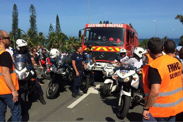 Les motards de la police et les pompiers de Nouméa