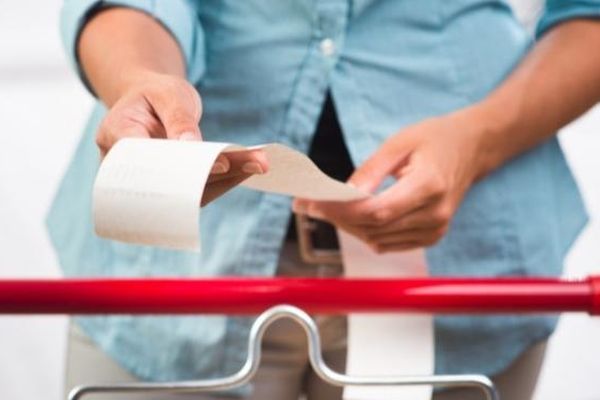 Client vérifiant son ticket de caisse.