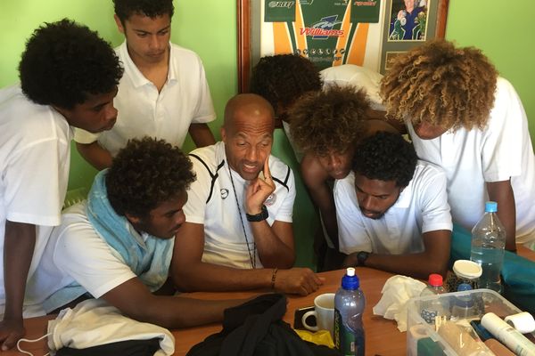 David Baltase montre aux Cagous les vidéos des Vanuatais au Mondial U20.