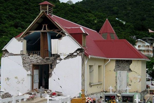 Le fronton de l'église Saint-Nicolas sur l'île de Terre-de-Bas s'est effondré.