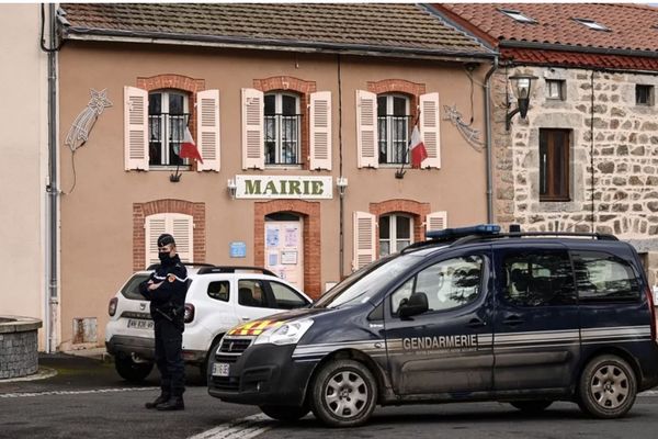 Un gendarme devant la mairie de Saint-Just (Puy-de-Dôme), le 23 décembre 2020