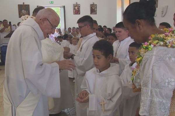 Une centaine de jeunes femmes et de jeunes hommes ont fait leur première communion, à Païta, ce dimanche 24 novembre 2024.