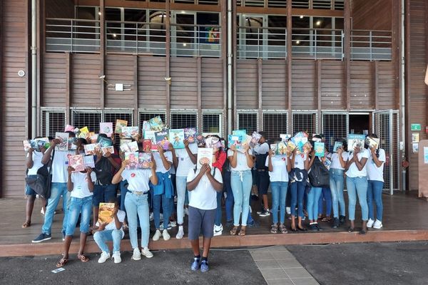 Opération "Jeunes en librairie" des collégiens exhibent leurs livres