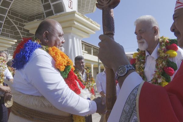 Poignée de main des 2 Lavelua à l'issue de la messe de Saint Pierre et Saint Paul