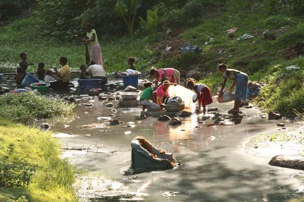Femmes et enfants faisant la lessive dans une rivière à Mayotte