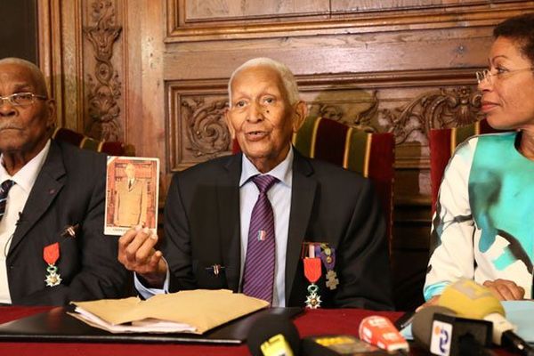 Pendant la conférence de presse, le Martiniquais Rémy Oliny brandit une photo du général de Gaulle