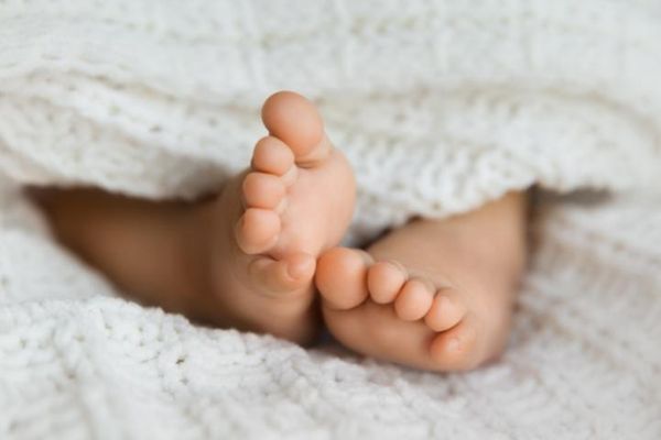 Petits pieds de nouveau-né.