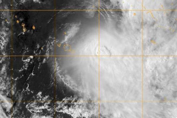 Image visible de NIKO mercredi à 15h (150 km à l'est de Tahiti)