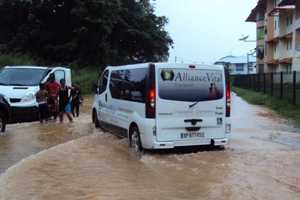 Un car rentre dans la cité courageusement