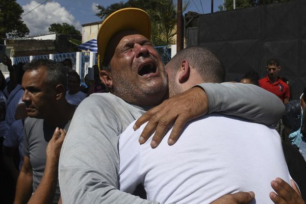 Venezuela : Cesar Salmeron, à gauche, embrasse son fils Antony Salmeron à sa sortie de prison à Tocuyito, Venezuela, le samedi 16 novembre 2024.