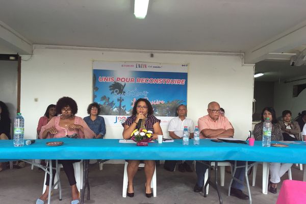 Conference de presse de Juliana m'Doihoma qui reçoit des soutiens d'anciens co-listiers d'autres candidats
Des co-listiers de philippe rangama du Peup, de Yvan Dejean, de Jean Piot, de Pierrick Robert
Thierry Souton soutient également la candidate en tête
Soutien de co-listiers de Serge-Arnaud Rangama aussi