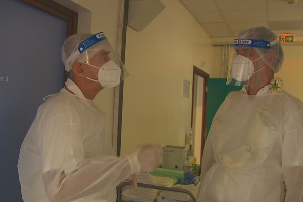 Le docteur Biarez en compagnie du haut-commissaire à l'hôpital de Moorea équipés pour prévenir toute contamination.