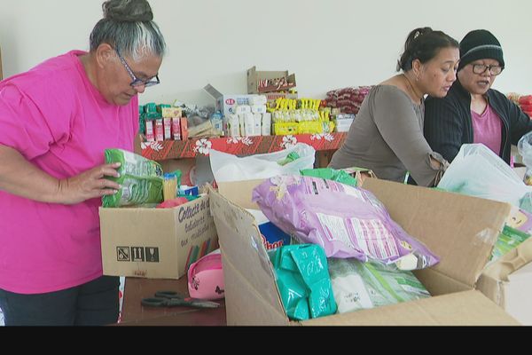 Comme tous les vendredis, ces bénévoles se réunissent pour distribuer des paniers alimentaires.