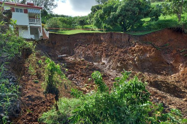 Glissement de terrain dans le nord de la Martinique (novembre 2020).