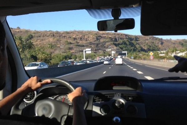 Ciel bleu sur la route des Tamarins