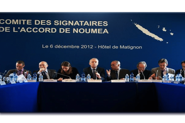 Photo du précédent comité des signataires à Matignon du 6 décembre 2012