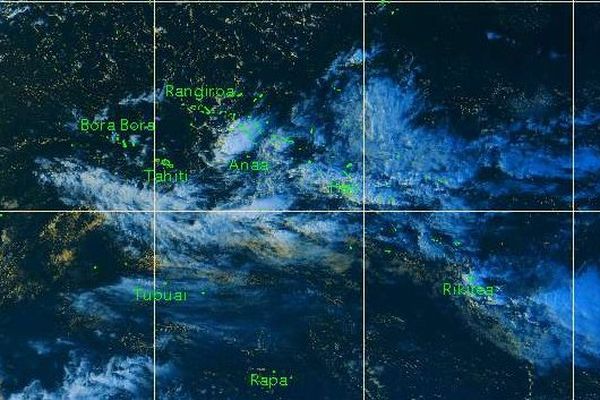 Une large bande nuageuse couvre l'ensemble des Tuamotu Gambier