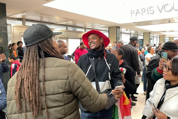 Des membres du Rassemblement pour la protection des peuples et des ressources afro-caribéennes (RPPRAC) avec Rodrigue Petitot (le "R") sont accueillis à leur atterrissage à l'aéroport Paris-Orly, ce samedi 2 novembre 2024, avant la manifestation prévue dans l'après-midi.