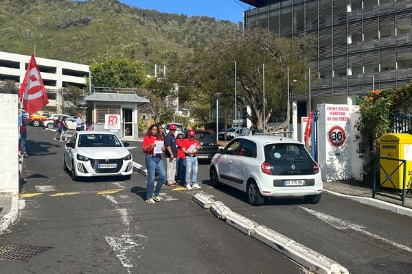 Préavis de grève FO CHU de La Réunion distribution de tracts Bellepierre