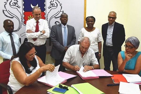 Mme Ida NEL, Gérante de la MCG, Mr Gilles LANGLOIS et Mme Arlette HENRY de la
SMART ratifiant les contrats de partenariat sous les regards attentifs de M. Seymour
MORSY Préfet de Mayotte, M. Soibahadine IBRAHIM RAMADANI Président du Conseil
départemental, Mme Fatima SOUFFOU 1ère Vice-Présidente en Charge de
l’administration générale, des infrastructures et du transport, M. Bourhane ALLAOUI
Président du Conseil portuaire et M. Jean-Pierre SALINIERE Directeur général des
services du Département