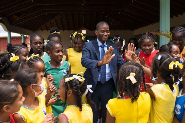 Dickon Mitchell, premier ministre de Grenade, Carriacou et Petite Martinique avec les élèves du secondaire