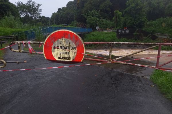 Une route barrée au quartier Desbrosses à Fort-de-France en raison des inondations.