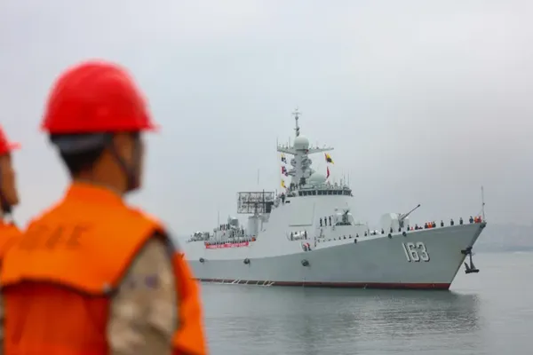 Le destroyer lance-missiles Jiaozuo de la 46e flotte de la marine de l'Armée populaire de libération chinoise s'approchant d'un port militaire dans le sud de la Chine, le 24 janvier 2025.