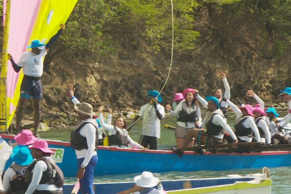 l'arrivée d'un des yoles, dirigée par le patron Félix Mérine