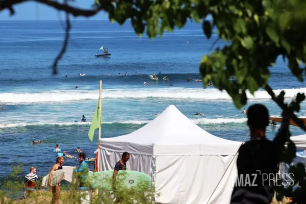 Les Vigies Requin surveillant un spot de surf dans l'Ouest de La Réunion.