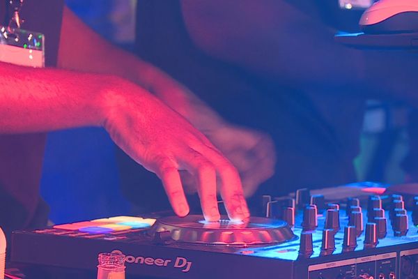 Concours de DJs dans la ville de Trinité.