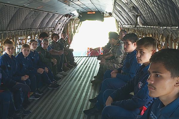 Les 13 jeunes engagés pour la première promotion de l'armée de l'air et de l'espace en situation réelle.