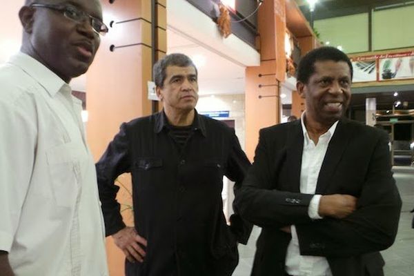 Dany Laférrière (droite), Daniel Picouly (au centre), Louis-Philippe Dalembert (a gauche), au Salon International du Livre de la Martinique, décembre 2013