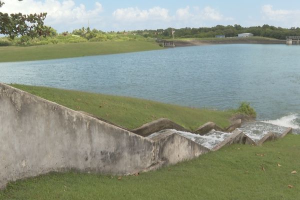 l'eau du barrage de Létaye