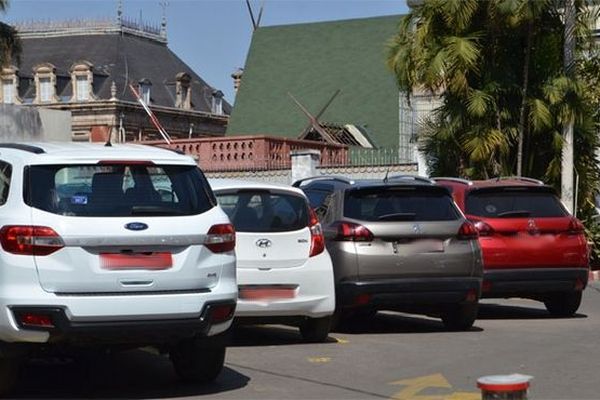 Plaques rouges pour l'administration malgache 