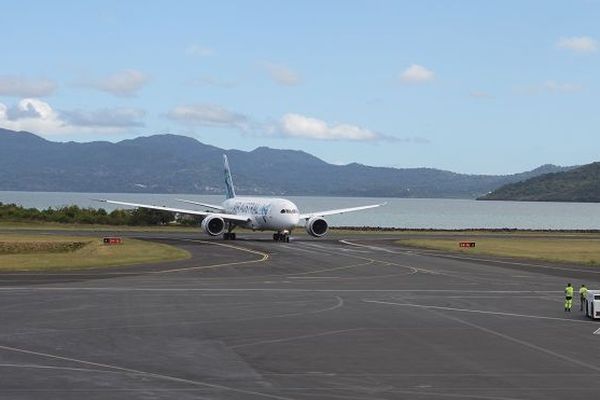 Un avion d'Air Austral atterrissant à l'aéroport Mayotte.