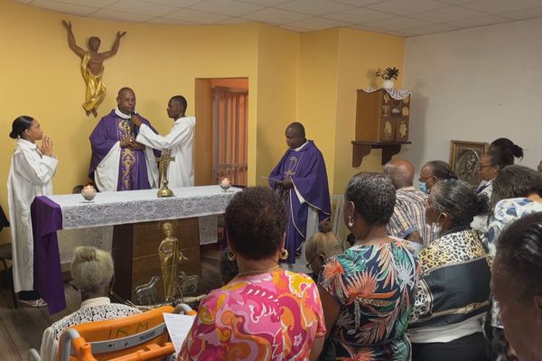 Messe de Mgr David Macaire à la chapelle du CHUG