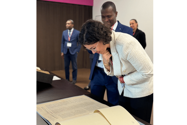 Dominique Dupuy, ministre des Affaires étrangères d'Haïti, devant l'Acte d'Indépendance haïtienne, actuellement conservée aux Archives Nationales de l’Angleterre