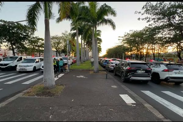 Des chauffeurs de taxi en grève ont mis en place un barrage filtrant près de la CGSS à Saint-Denis